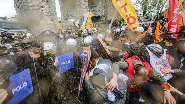 1 Mayıs İşçi Bayramı'nda Saraçhane'den Taksim'e yürümek isteyen korteje polis müdahalesi. Fotoğraf: Murat Bay / bianet