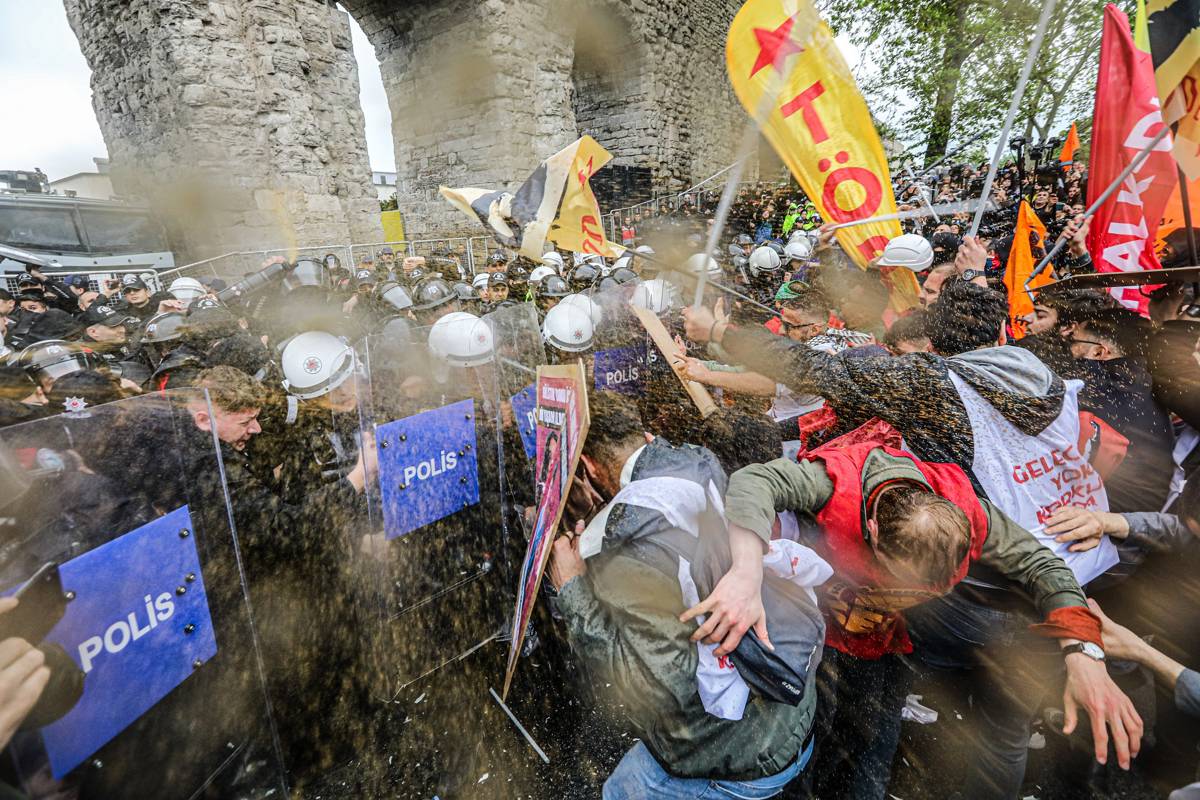 1 Mayıs İşçi Bayramı'nda Saraçhane'den Taksim'e yürümek isteyen korteje polis müdahalesi. Fotoğraf: Murat Bay / bianet
